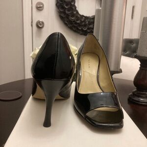 Tahari Black patent toeless pump Size 8.5